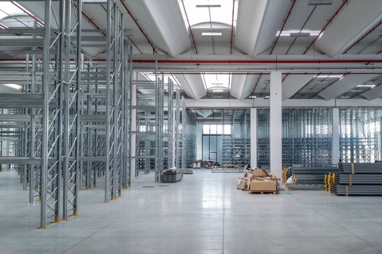 Archivi compattabili con scaffalature su basi mobili a scorrimento